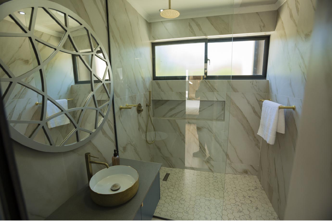 Self-Catering Apartment - Stylish Bathroom with Geometric Mirror