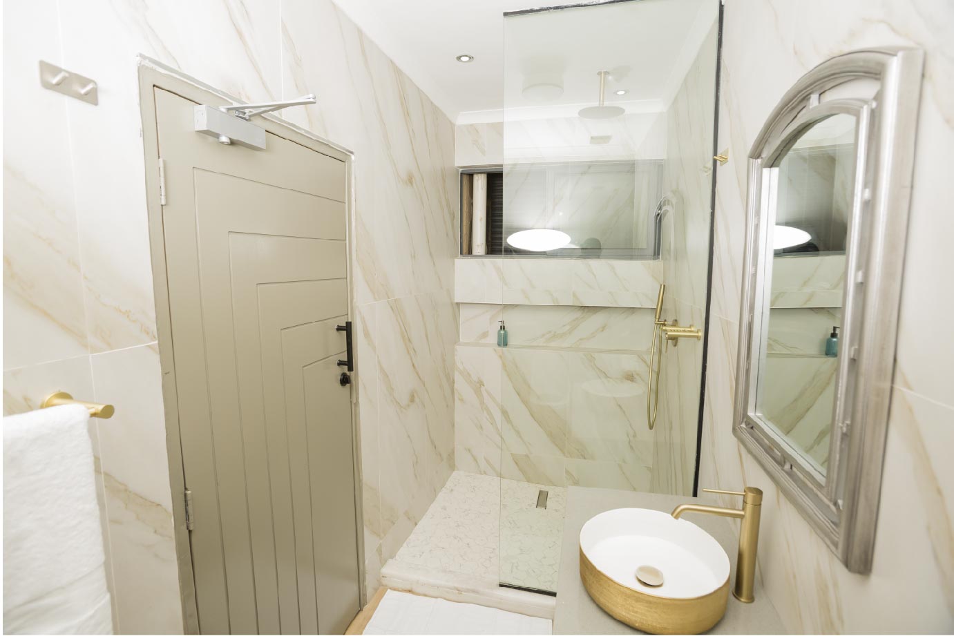 Self-Catering Apartment - Elegant Bathroom with Arched Mirror