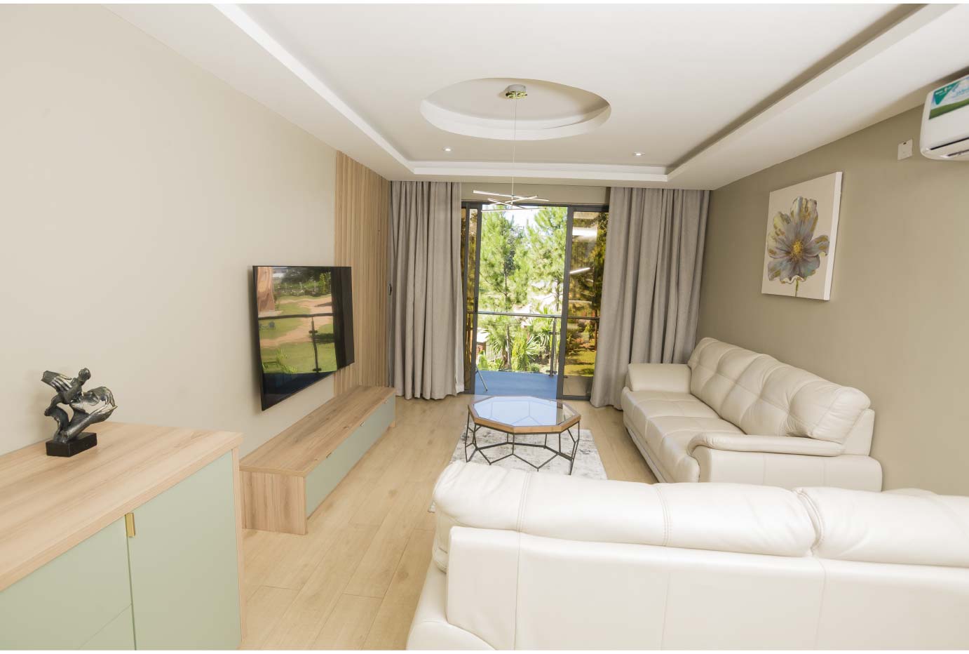 Self-Catering Apartment - Spacious Living Area