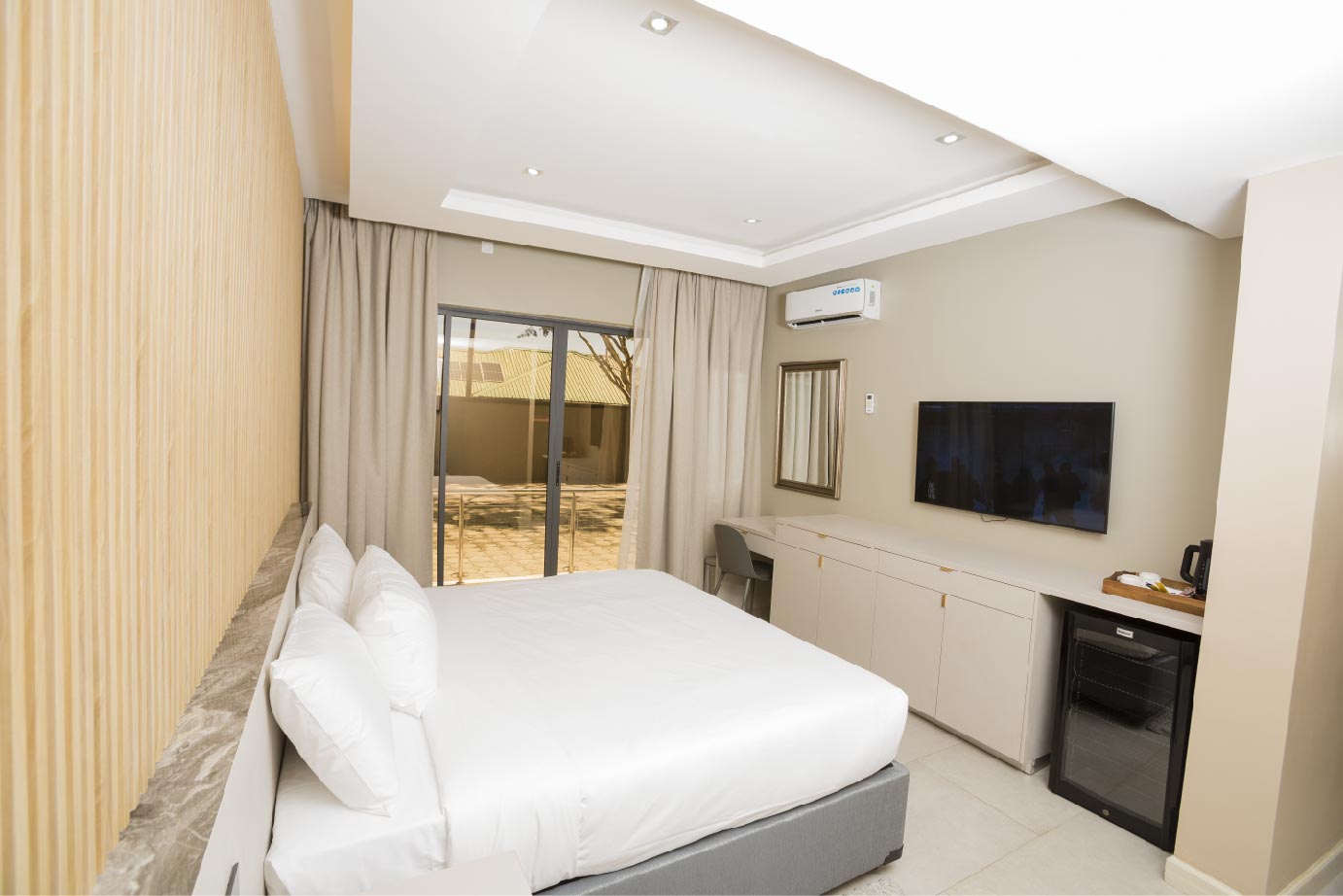 Executive Room - TV and Patio View